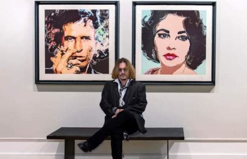 Johnny Depp prezanton ekspozitën e tij të parë me piktura (FOTO)