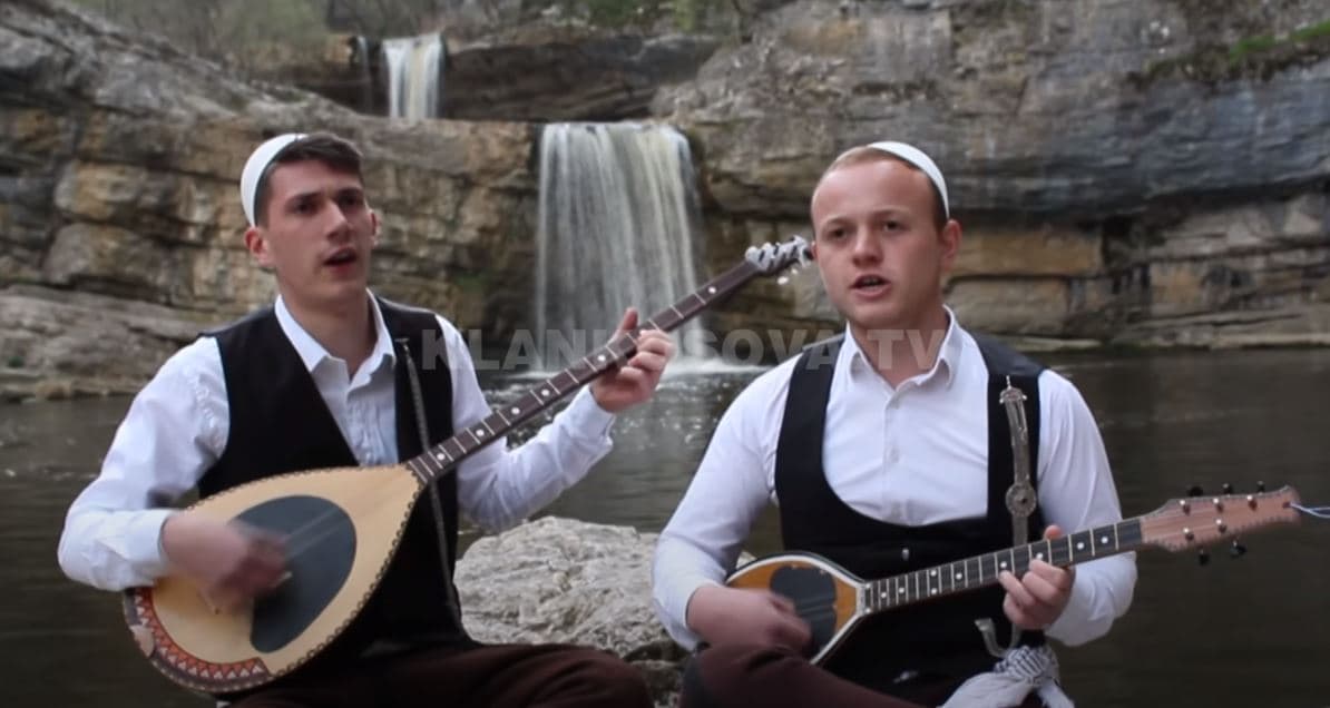 Salih e Feriz Krasniqi shpërblehen në festivalin folklorik në Angli (VIDEO)