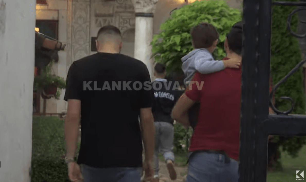 Gjakovarët s’i ndal as shiu për ta falë Kurban Bajramin (VIDEO)