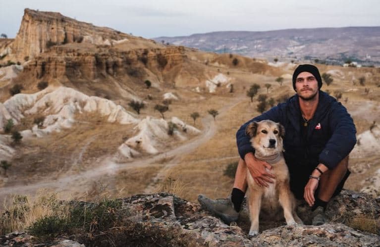 Burri dhe qeni i tij që për shtatë vjet udhëtuan në këmbë nëpër botë