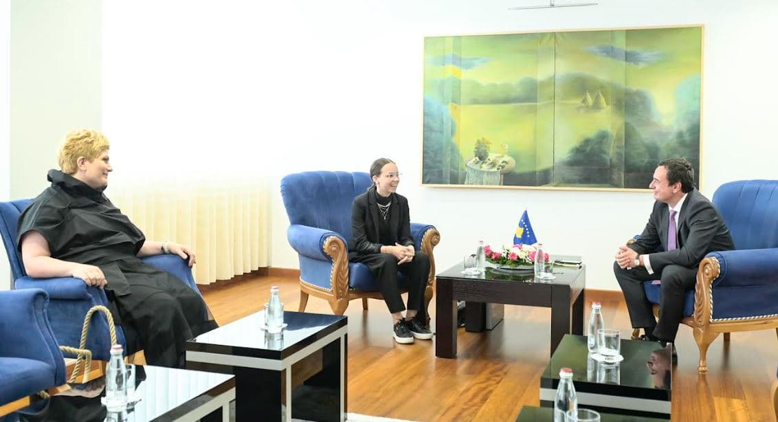 Albin Kurti takon pianisten Melisa Ibrahimi, e uron për sukseset