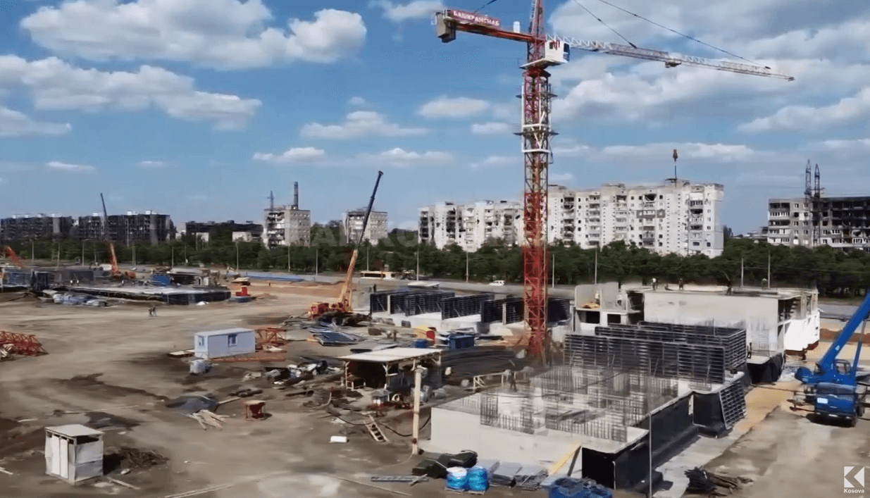 Rusia nis rindërtimin e Mariupolit (VIDEO)