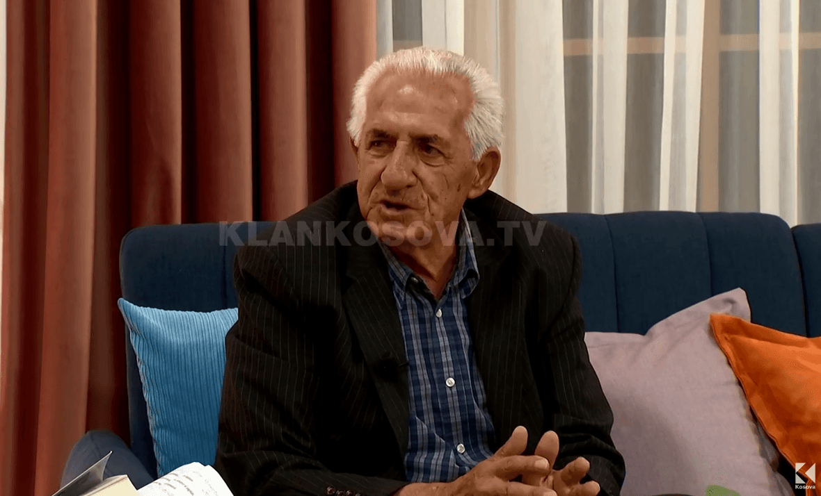 Plaku i anekdotave, me pasion ruan gojëdhënat e vjetra (VIDEO)