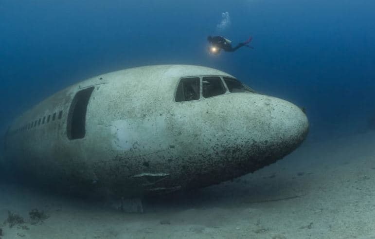 Avioni i braktisur i pasagjerëve, zhytet në fund të Detit të Kuq (FOTO)