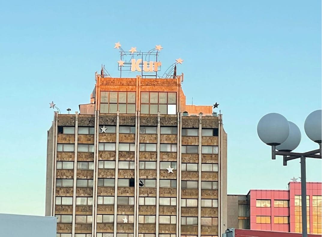 Manifesta, Petrit Halilaj tregon se vetëm yllit të dhomës 717 në Hotel Grand nuk i ndizet drita (FOTO)