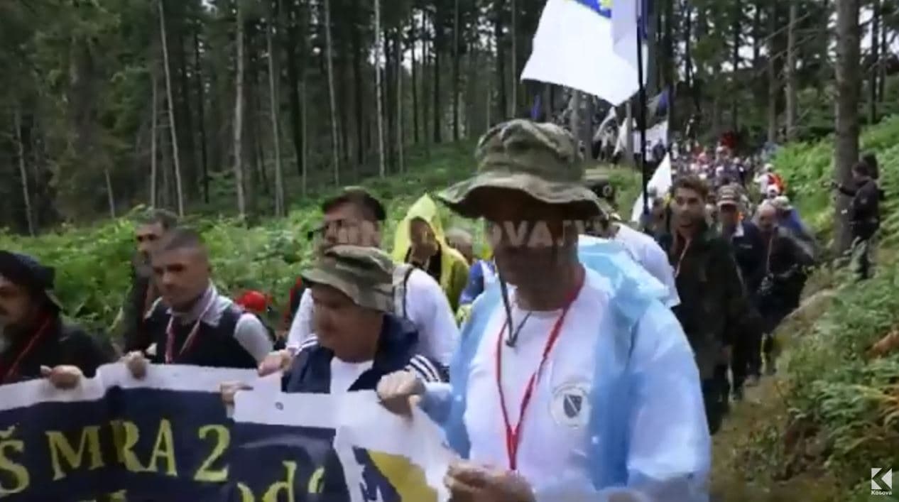 Boshnjakët marshojnë për viktimat e Srebrenicës (VIDEO)