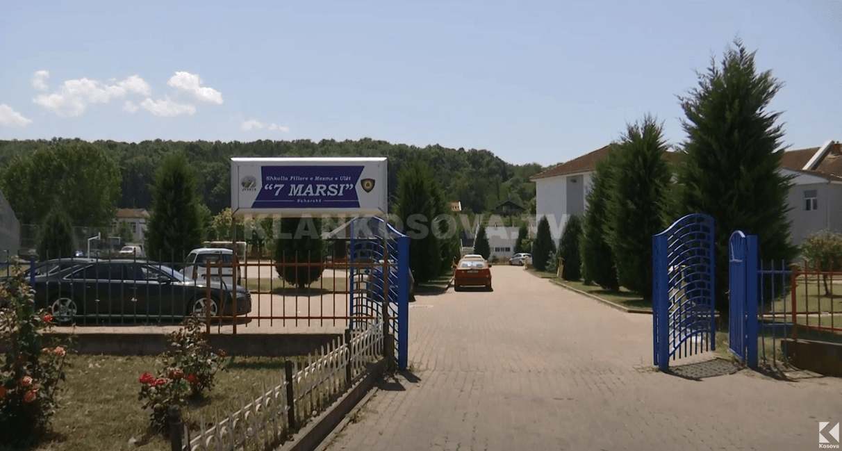 Suhareka ofron parking me “bollëk” për mërgimtarët (VIDEO)