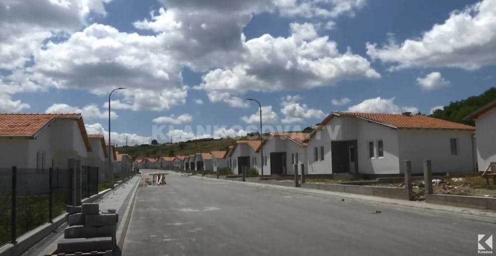 Trafo e vogël i lë shtëpitë e Halil Kastratit pa banorë (VIDEO)