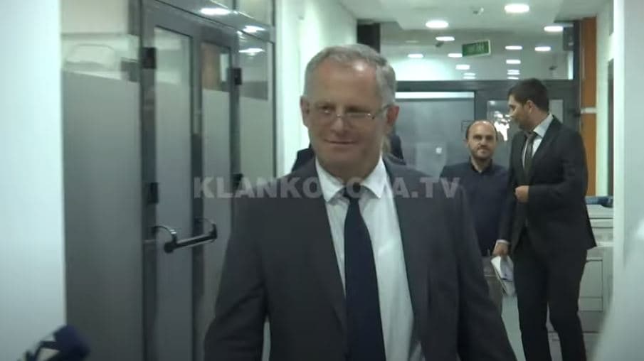 Bislimi pyetet se a po mund të fle, pyetja i duket joserioze! (VIDEO)
