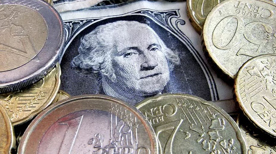 Për herë të parë në 20 vjet, euro shënon ulje, barazohet me dollarin