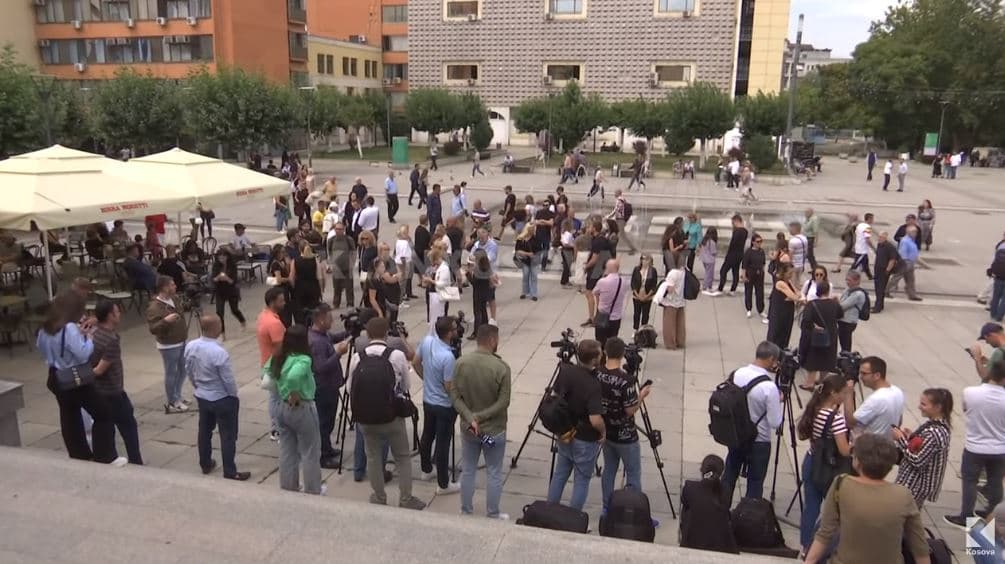 Protestuesit nuk fajësojnë vetëm institucionet, por edhe familjen (VIDEO)