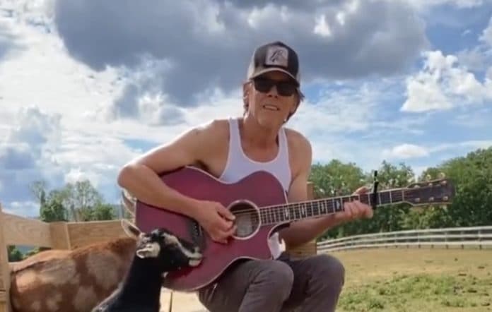 Kevin Bacon ua këndon dhive këngën e Beyonces (VIDEO)