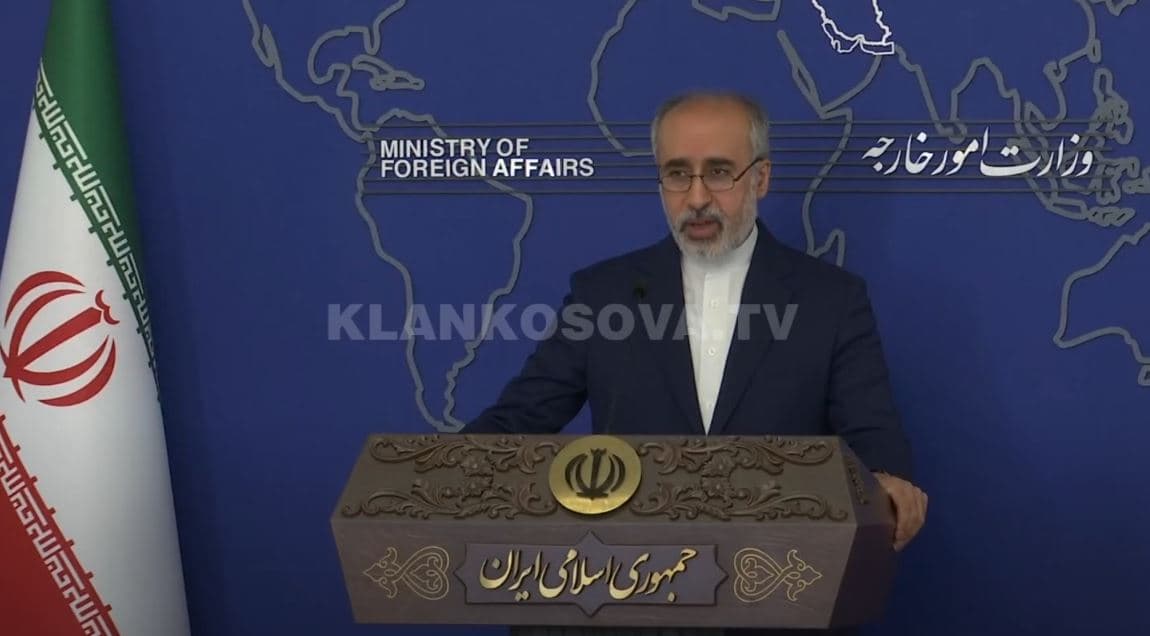 Irani mohon se ka gisht në plagosjen e “satanistit” Rushdie (VIDEO)