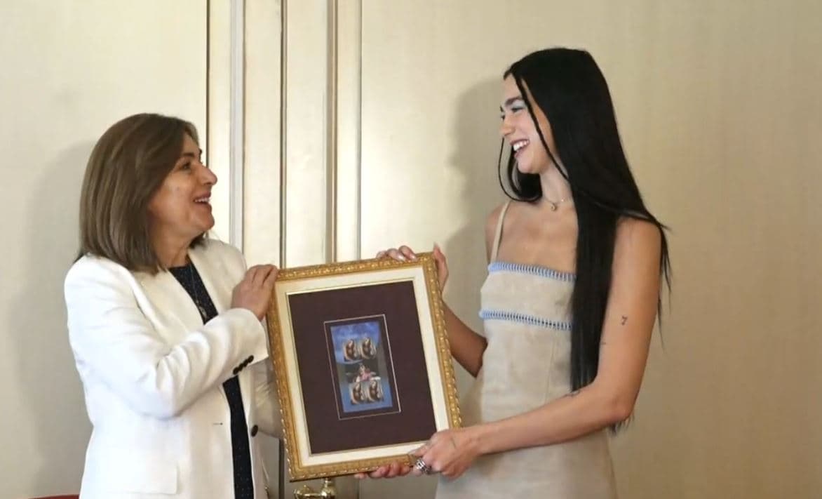 Dua Lipa pas pranimit të pullës postare: Është një nder, do të punoj për me ngrit Kosovën sa më lartë