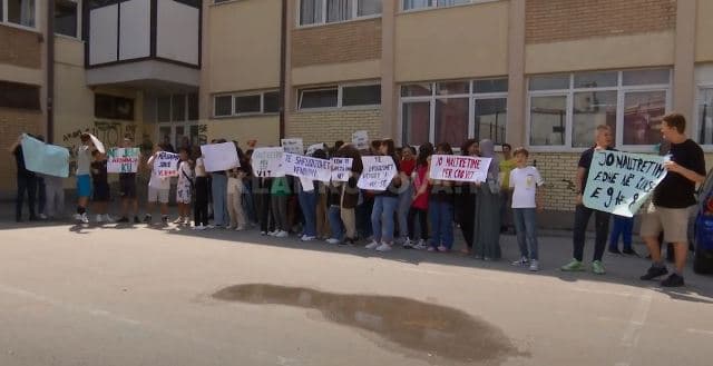 Nxënësit e “Mihal Gramenos” nuk e duan shkollën e re (VIDEO)