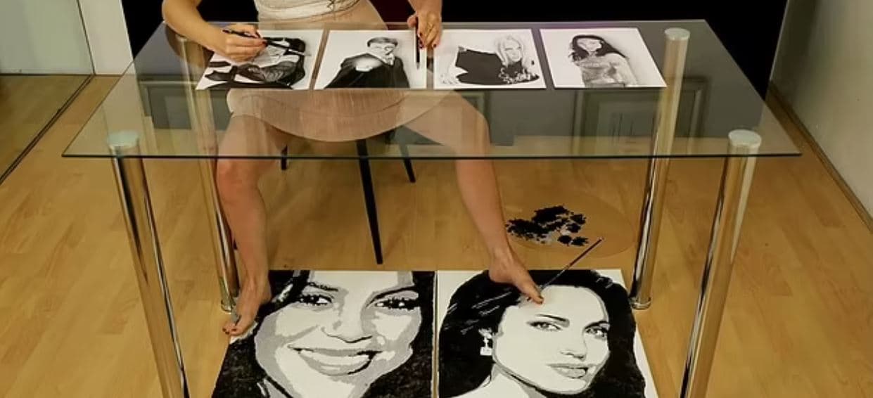 Artistja krijon katër portrete duke përdorur duart dhe këmbët e saj në të njëjtën kohë (FOTO)