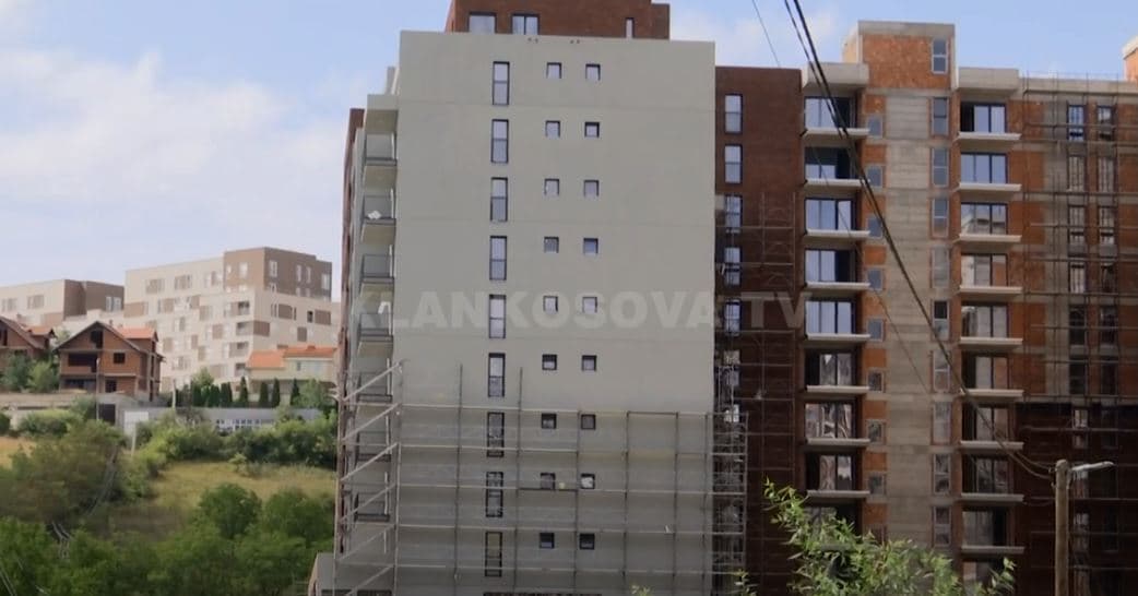 I riu vdes pasi bie nga kati i gjashtë, ku po suvatonte (VIDEO)