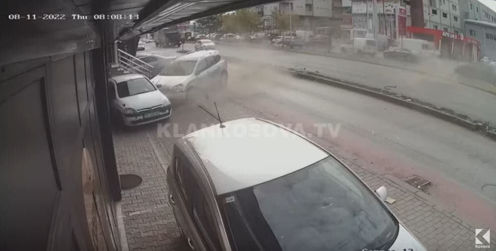 Aksident i habitshëm te Nëna Terezë, lëndohen 3 veta (VIDEO)