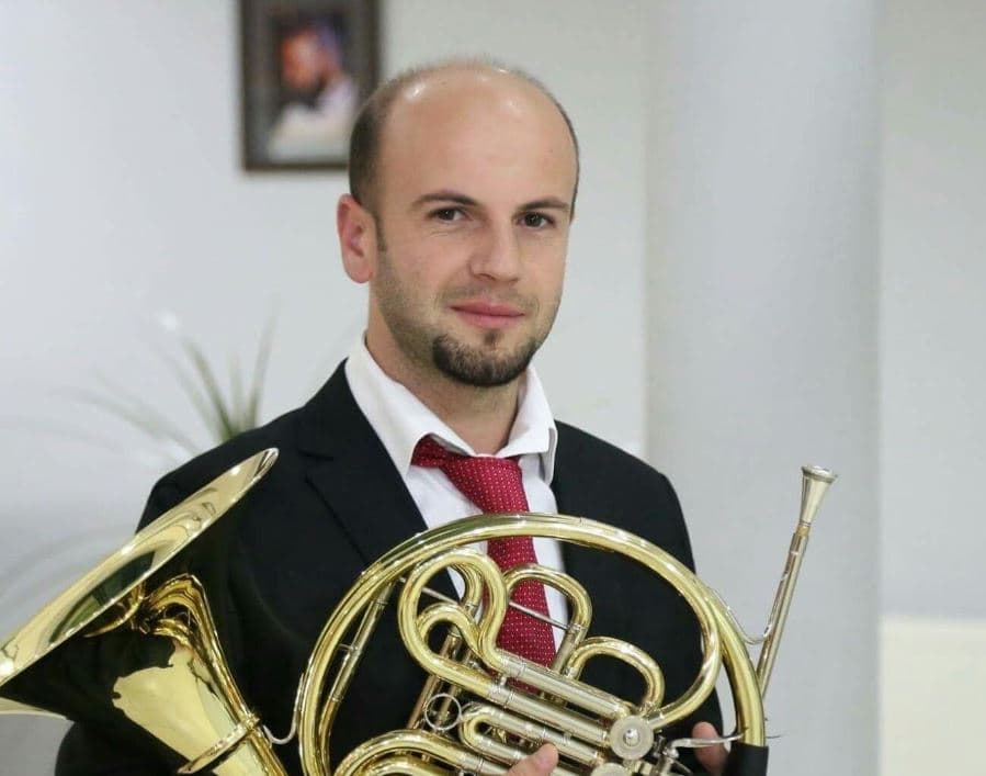 Vdes kornisti i parë i Filharmonisë së Kosovës, Bledar Bujupi