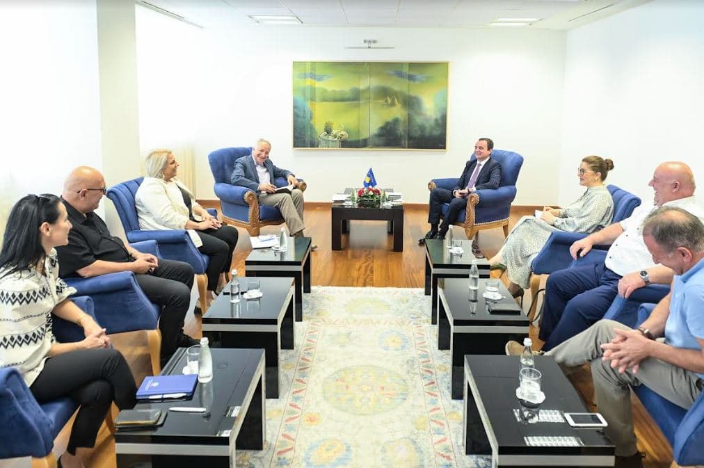 Kurti takon përfaqësuesit e FSShK-së, diskutojnë për përmirësimin e pozicionit të punonjësve shëndetësorë