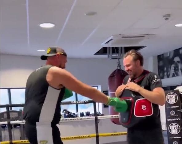 Joshua këshillohet nga Fury se si duhet goditur Usyk