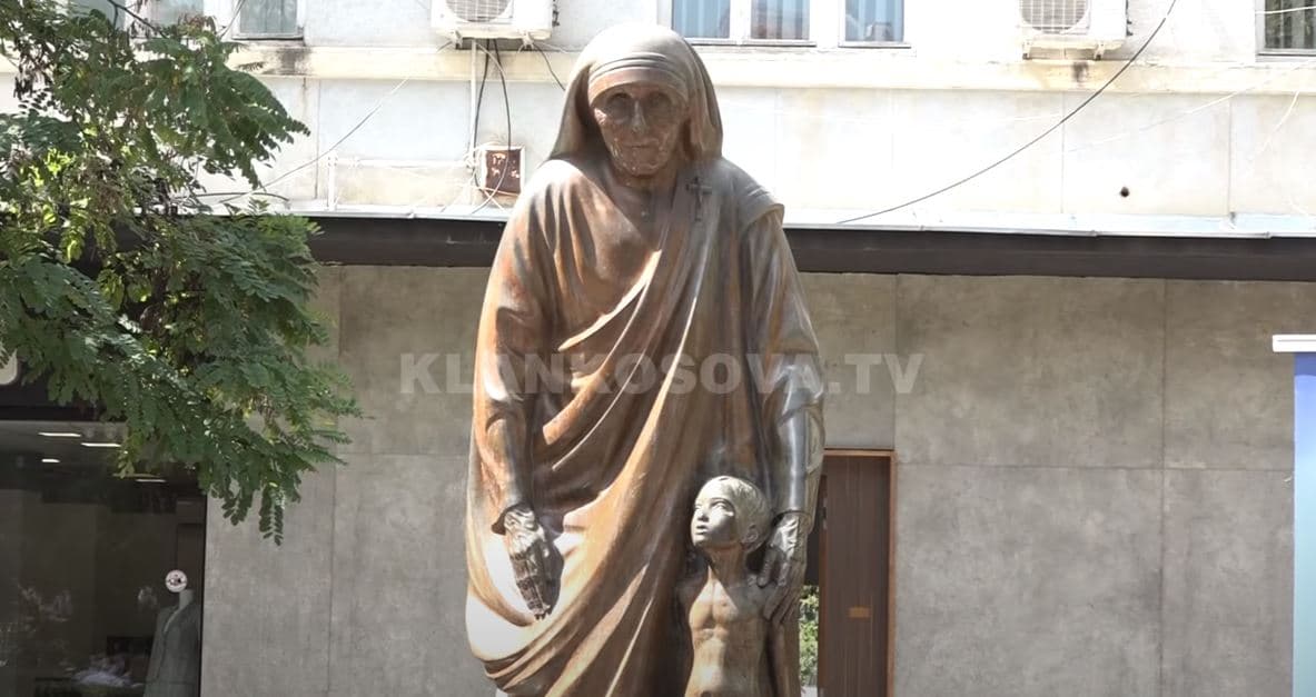 Nënë Tereza kujtohet në sheshin e saj (VIDEO)
