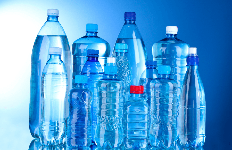 A duhet të pini ujë nga shishet e plastikës?