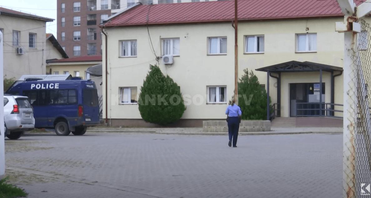 Dhunohet shtetasja e huaj, prangoset burri nga Drenasi (VIDEO)