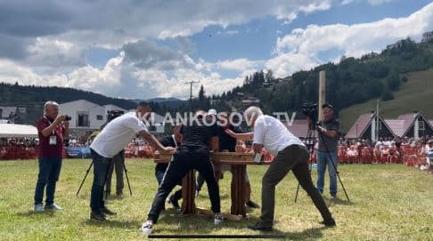 Nis "përjetimi i traditës së Rugovës" (FOTO)