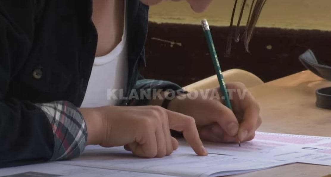 Mësimdhënësit në grevë, s’e mbajnë as maturën (VIDEO)