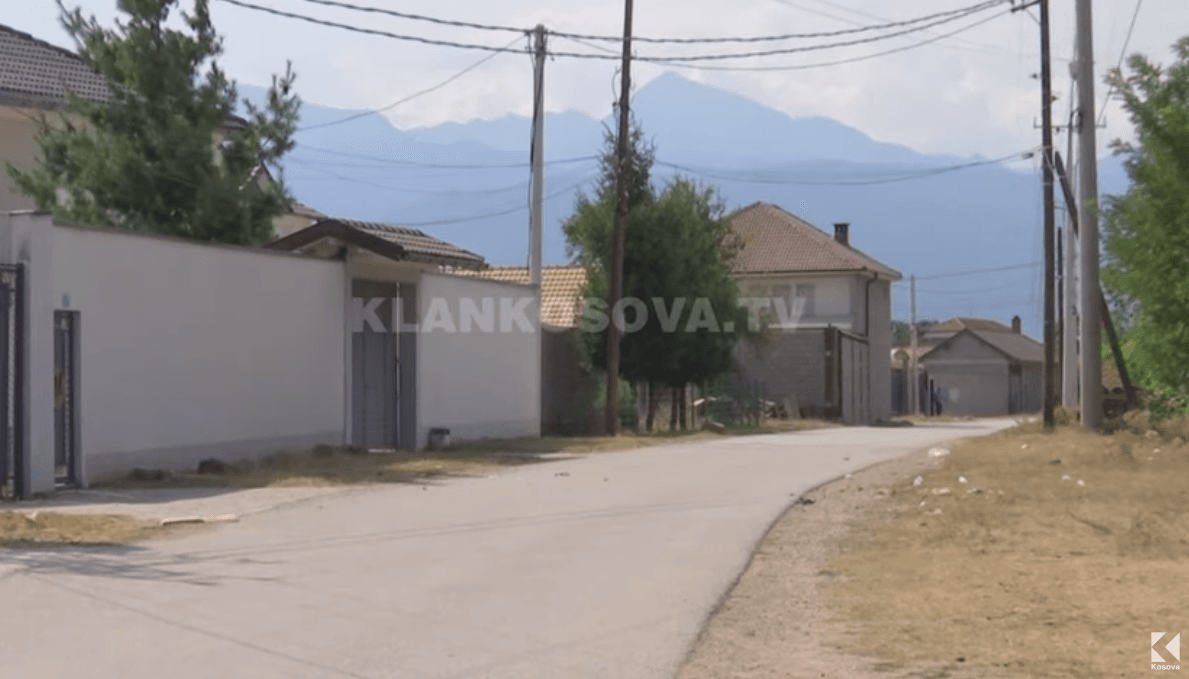 Deçan: 16-vjeçari del para shtëpisë, shoku i klasës e ther me thikë (VIDEO)