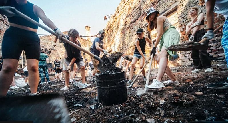 Nën ritmet e muzikës, ukrainasit pastrojnë mbetjet e luftës (FOTO)