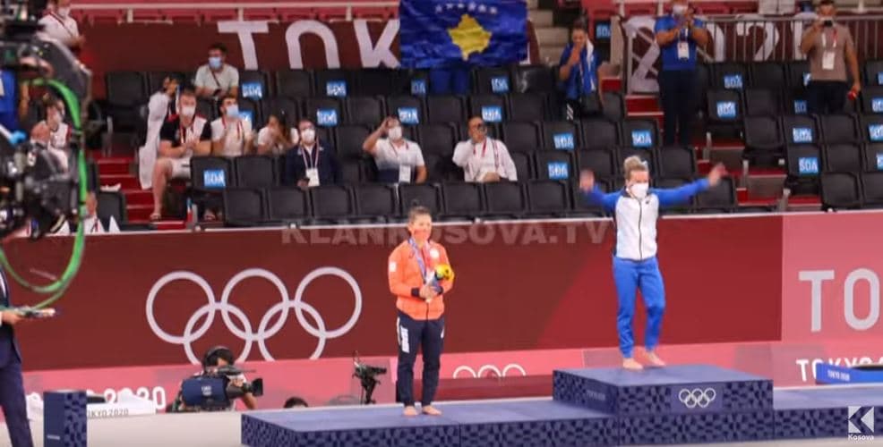 Rama u jep pagë e i bën kolonele Norën e Distrian (VIDEO)