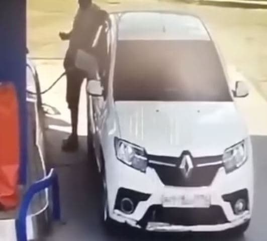 Rusi: Burri digjet nga zjarri, pinte cigare duke e furnizuar veturën me karburant (VIDEO)