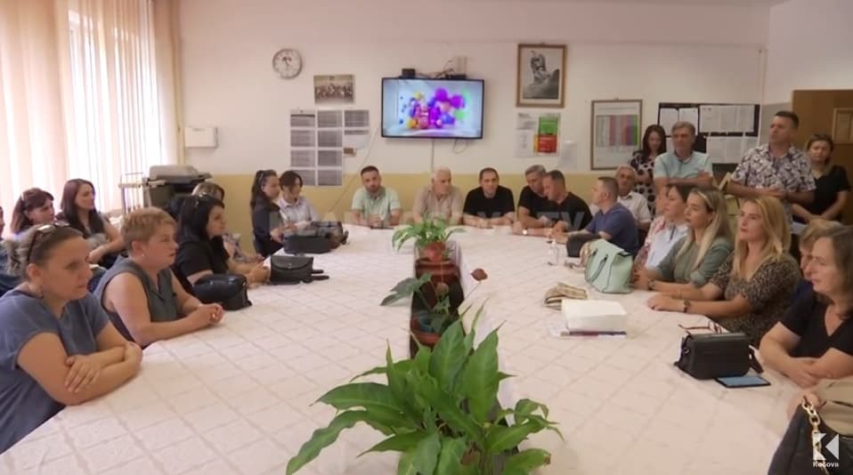 Salla e arsimtarëve plot, klasat e nxënësve zbrazët (VIDEO)