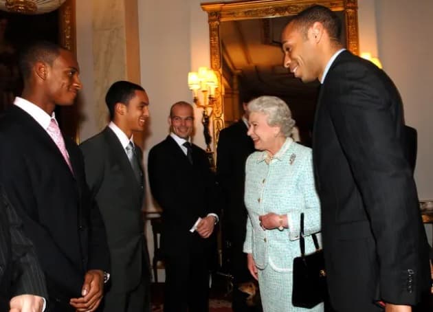 Arsenal, i vetmi klub që u ftua për çaj nga mbretëresha Elizabeth II