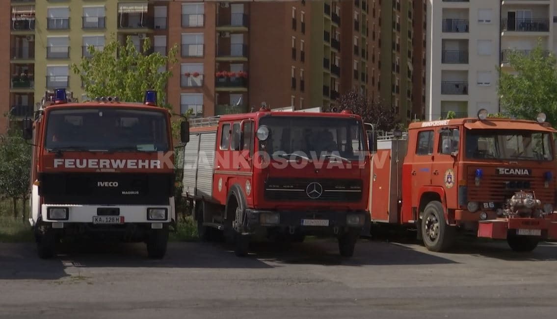 Objekte zjarrfikësish nëpër autostradë (VIDEO)