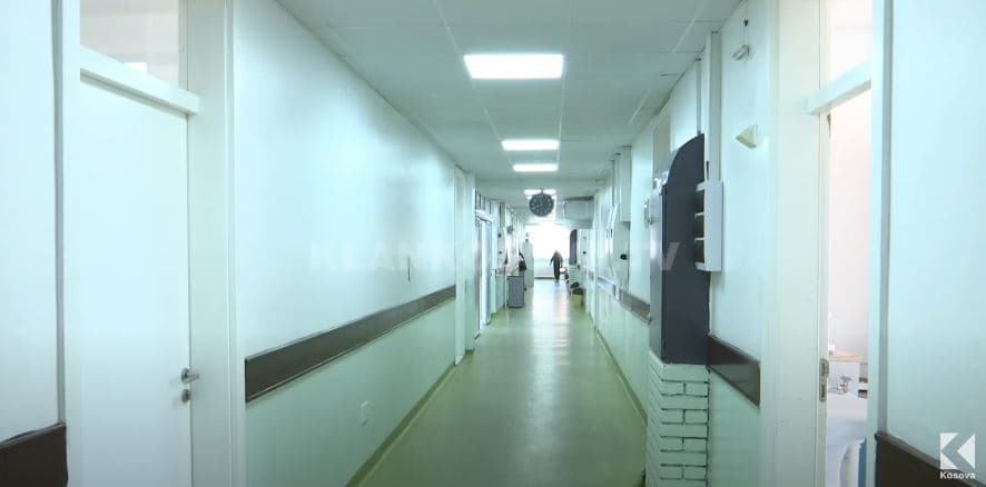 Edhe kryeministri Kurti monitoron orarin në QKUK (VIDEO)
