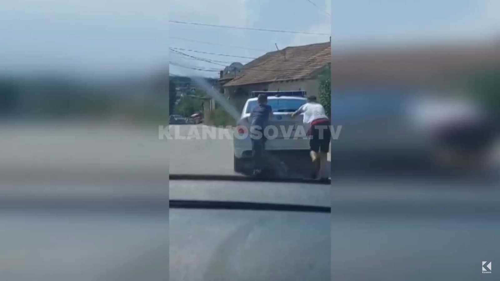 Qytetarët e shtyjnë veturën e policisë në Suharekë (VIDEO)