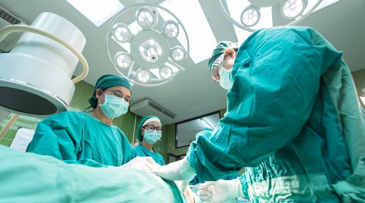 32-vjeçares i hiqet tumori katër kilogramësh nga stomaku