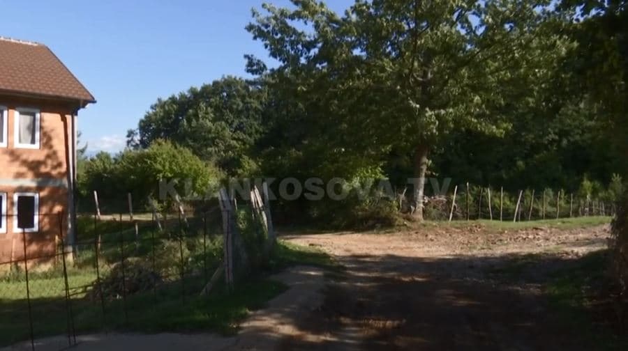 Shpëtohet shtatzëna shtëpia e së cilës u vërshua nga të reshurat (VIDEO)