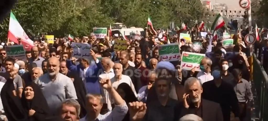 Iranianë pro qeverisë shajnë SHBA-në (VIDEO)