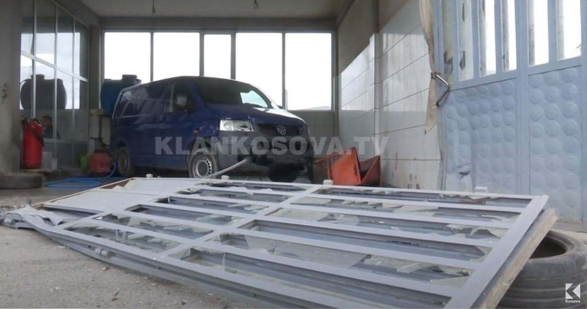 Shoferi futet me makinë te mjeshtri (VIDEO)
