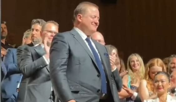 Brendan Fraser përlotet pasi u prit me ovacione për gjashtë minuta (VIDEO