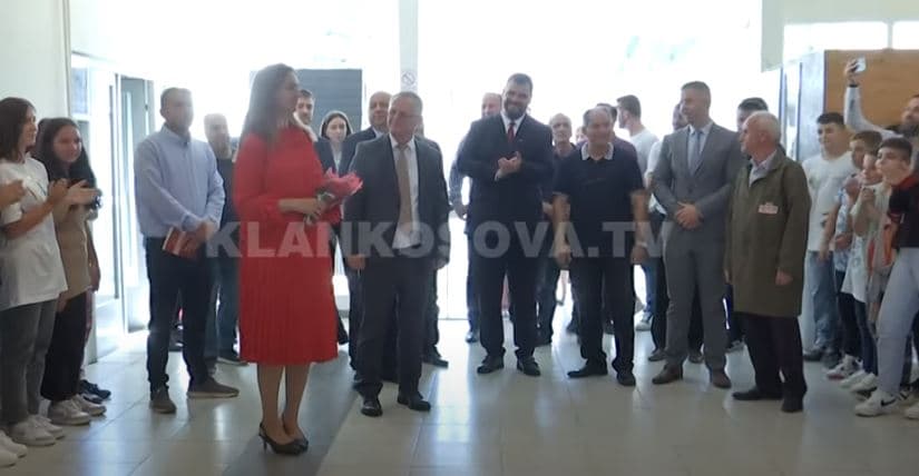 Bislimi e Nagavci u shpërndajnë libra shqip, nxënësve në Luginë (VIDEO)