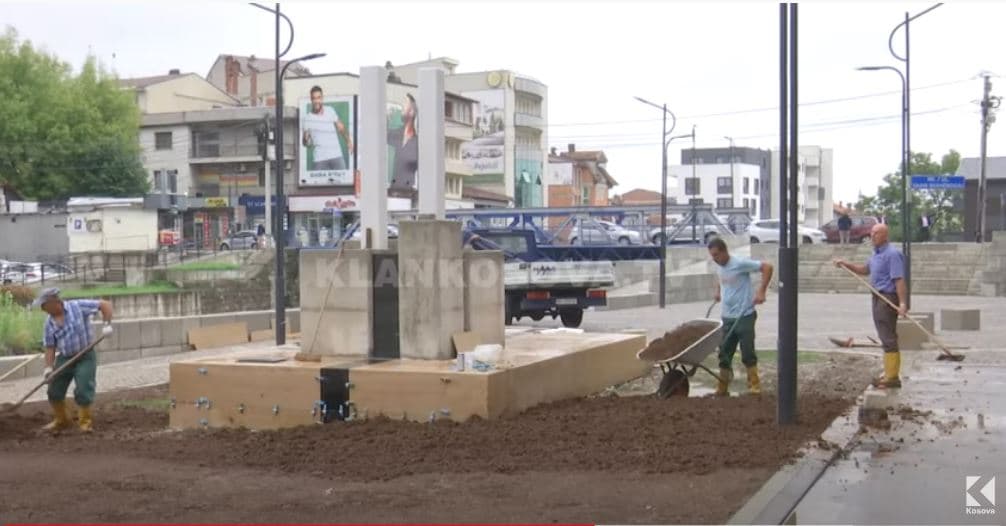 Një copë e Kullave Binjake vjen në Pejë (VIDEO)