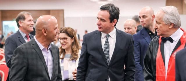 Kurti i fton mjekët të kthehen në Kosovë