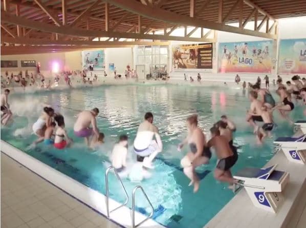 298 njerëz hidhen në pishinë për Rekordin Botëror Guinness (VIDEO)