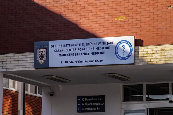 Stafi i QKMF-së proteston për mosekzekutimin e pagave të punëtorëve shëndetësorë