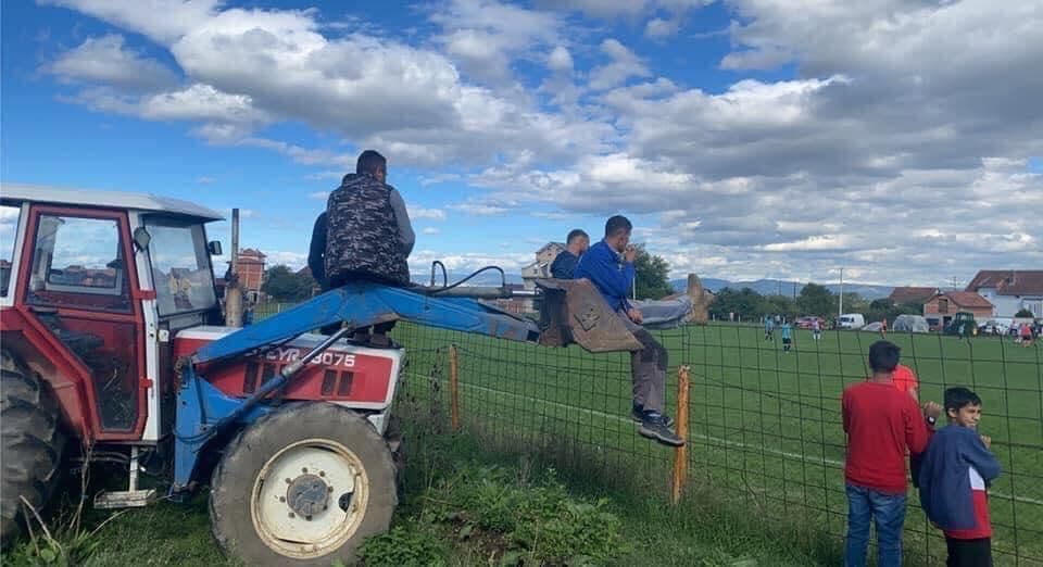 Kjo është tribuna “VIP” në ndeshjen Shqiponjat - Minatori (FOTO)